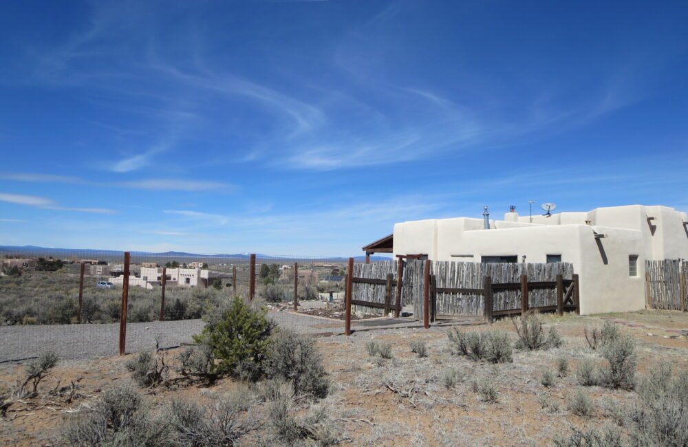 61 Camino de los Arroyos, Taos NM 87571